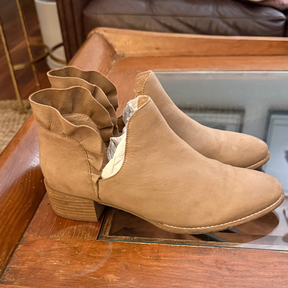Seychelles Ruffle Tan Ankle Booties - Picture 3 of 9